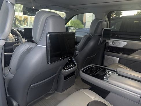 Used 2019 Lincoln Navigator Reserve image 9