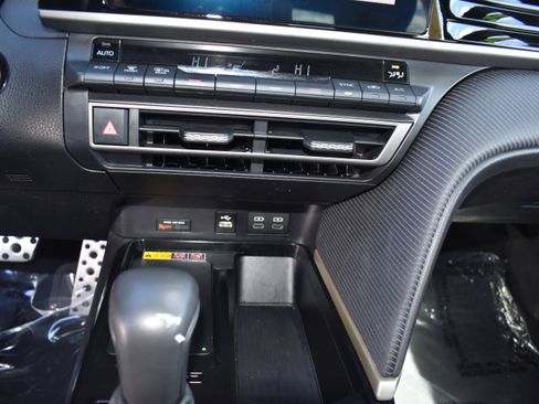 Used 2025 Toyota Camry SE image 19