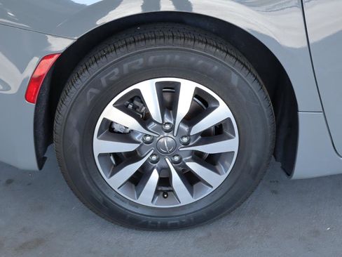 Used 2021 Chrysler Pacifica Touring-L image 5