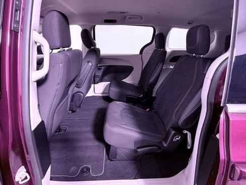 Used 2023 Chrysler Voyager LX FWD image 17