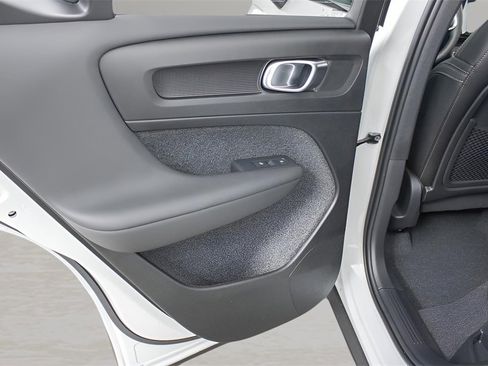 Certified 2025 Volvo XC40 B5 Plus image 19