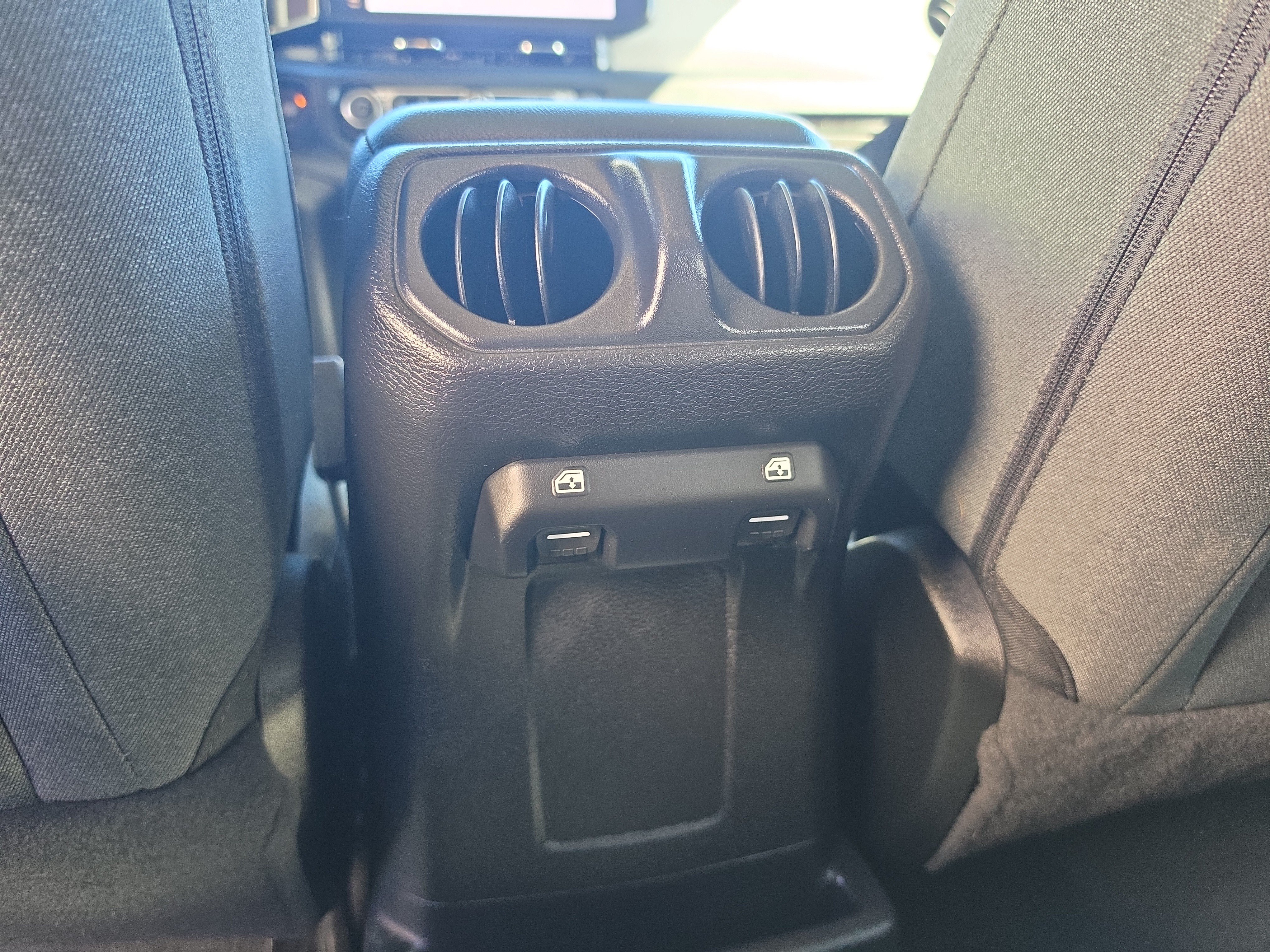 Used 2024 Jeep Wrangler Unlimited w/ Convenience Group AWD/4WD image 17