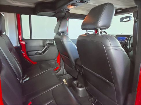 Used 2015 Jeep Wrangler Unlimited Sahara AWD/4WD image 31