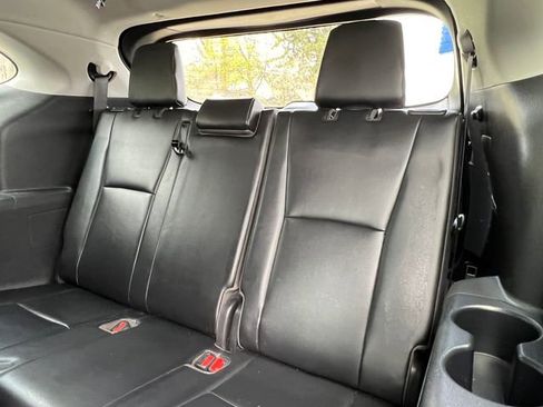 Used 2022 Toyota Highlander XLE AWD/4WD image 7