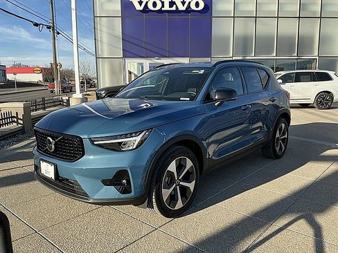Certified 2025 Volvo XC40 B5 Plus image 3