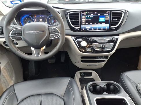 Used 2024 Chrysler Pacifica Touring-L image 8