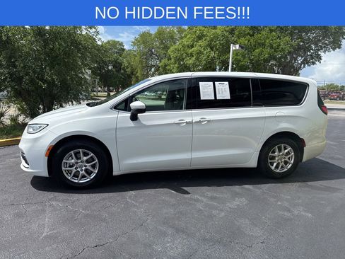 Used 2023 Chrysler Pacifica Touring-L image 5