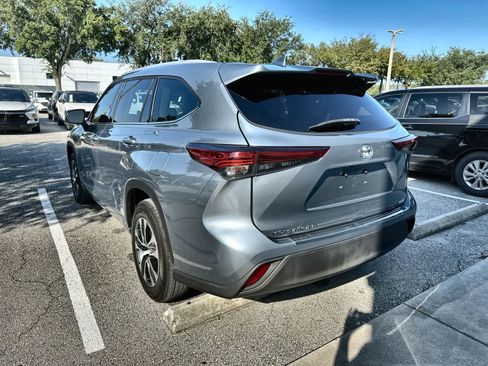 Used 2022 Toyota Highlander XLE FWD image 6