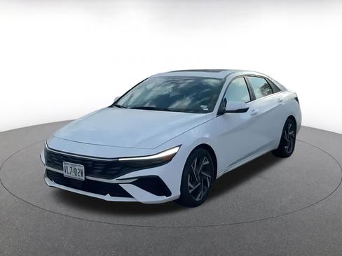 Used 2025 Hyundai Elantra Limited image 8