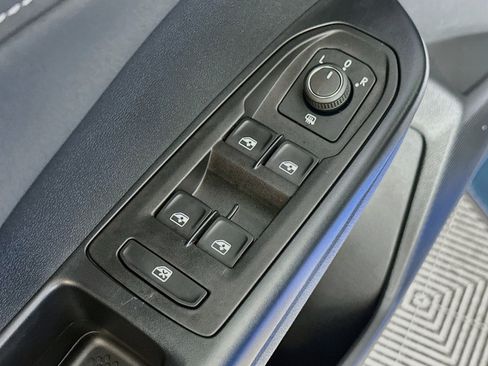 Used 2025 Volkswagen Taos SE AWD/4WD image 17