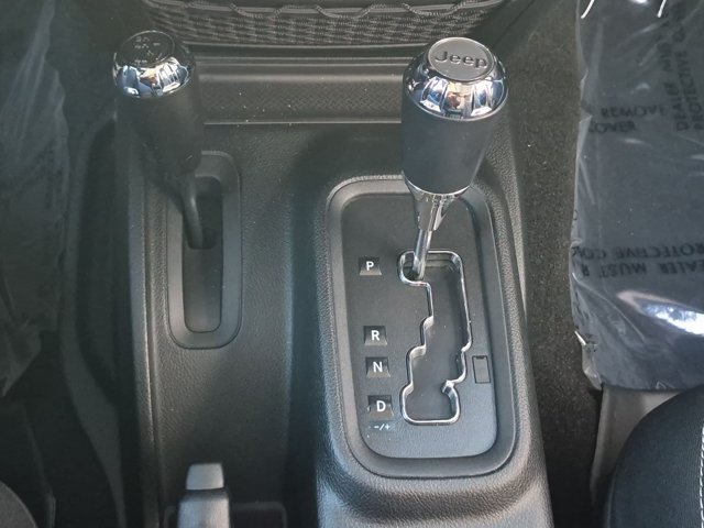 Used 2018 Jeep Wrangler Unlimited Rubicon w/ Connectivity Group AWD/4WD image 12
