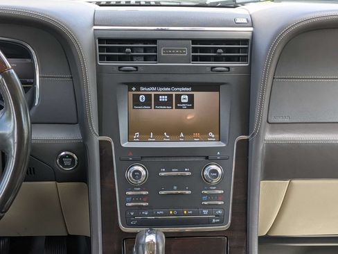 Used 2017 Lincoln Navigator Reserve RWD image 18