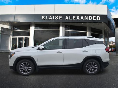 Used 2024 GMC Terrain SLT w/ Infotainment Package II AWD/4WD image 9