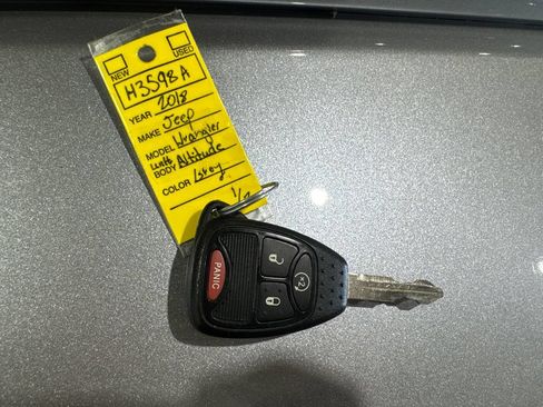 Used 2018 Jeep Wrangler Unlimited Sahara AWD/4WD image 37