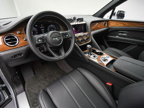 New 2025 Bentley Bentayga image 2