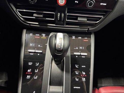 Used 2022 Porsche Macan S image 19