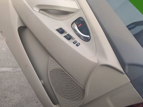 Used 2011 Toyota Camry Hybrid image 14