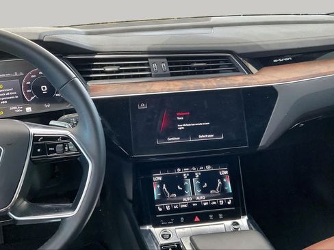 Used 2022 Audi e-tron Premium Plus w/ Premium Plus Package AWD/4WD image 6