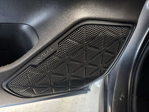 Used 2021 Toyota RAV4 LE image 12