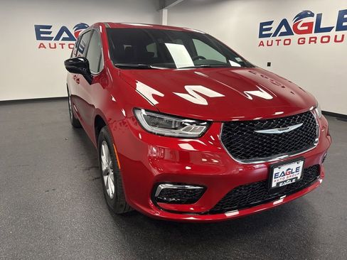 New 2026 Chrysler Pacifica Select image 2