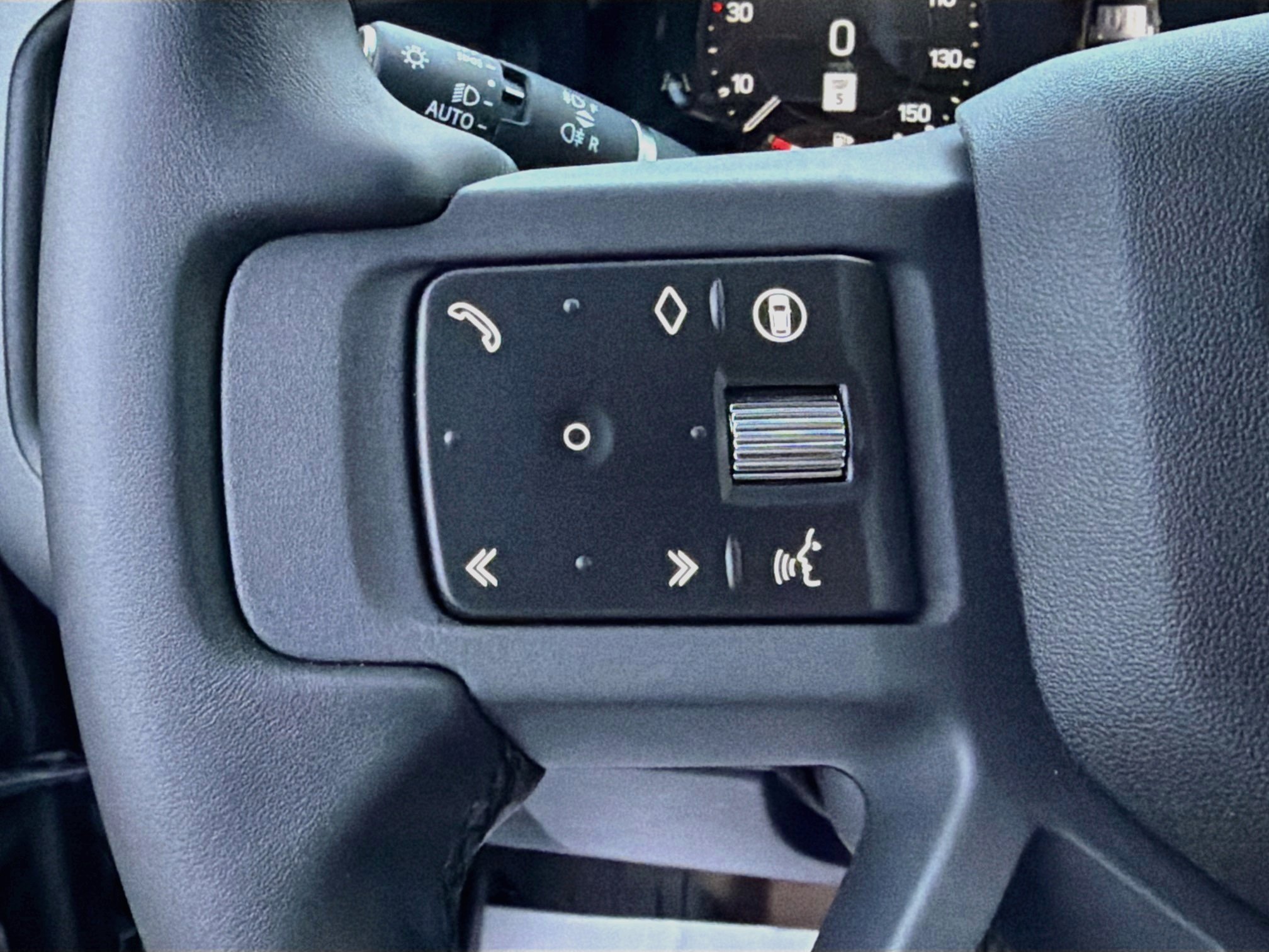 New 2026 Land Rover Defender 110 X-Dynamic SE AWD/4WD image 37