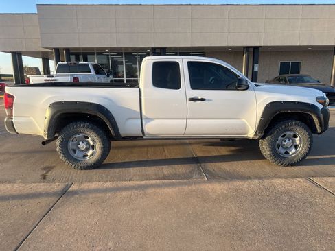 Used 2021 Toyota Tacoma SR image 3
