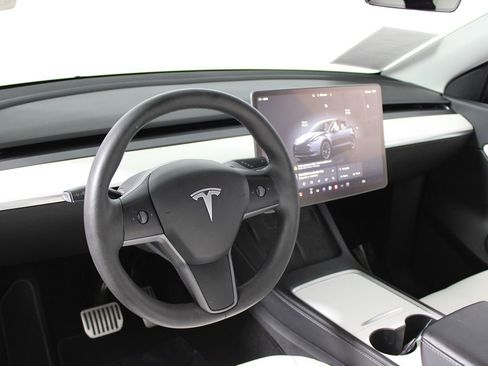 Used 2022 Tesla Model Y Long Range image 8