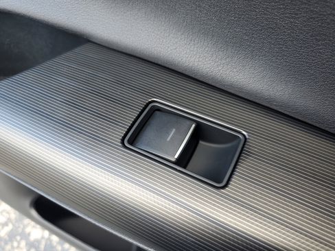 Used 2023 Toyota Venza XLE image 14