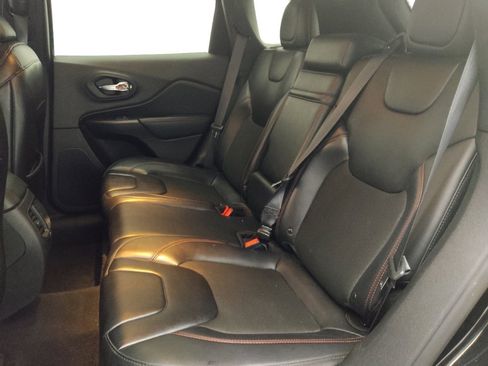 Used 2019 Jeep Cherokee Trailhawk w/ Cold Weather Group image 18