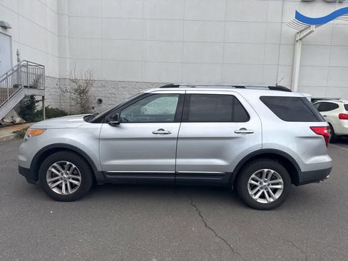 Used 2013 Ford Explorer XLT image 3