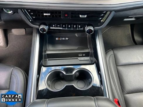 Used 2025 Chevrolet Suburban Z71 AWD/4WD image 28