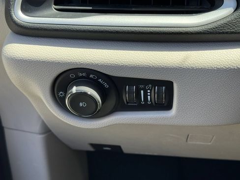 Used 2024 Chrysler Pacifica Touring-L FWD image 22