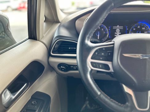 Used 2019 Chrysler Pacifica Touring-L FWD image 55