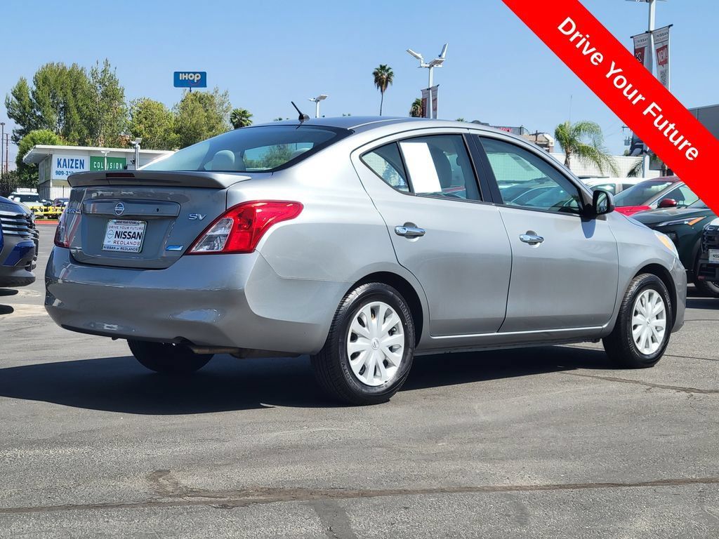 Used 2014 Nissan Versa SV FWD image 4