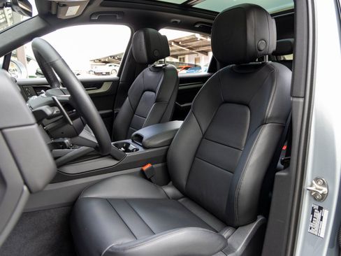 Certified 2025 Porsche Cayenne AWD/4WD image 5