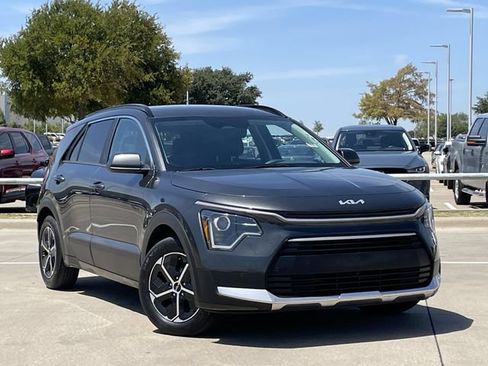 Used 2025 Kia Niro LX FWD image 2