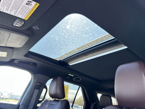 Used 2023 Ford Explorer Platinum w/ Technology Package image 16