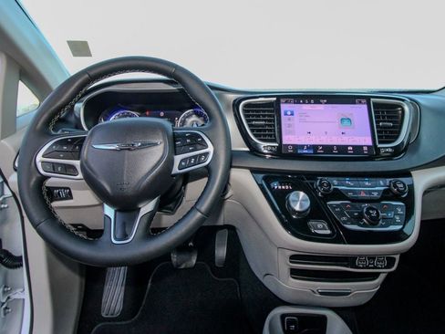 Used 2024 Chrysler Pacifica Touring-L FWD image 27