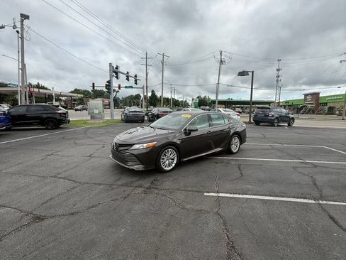 Used 2018 Toyota Camry XLE FWD image 6