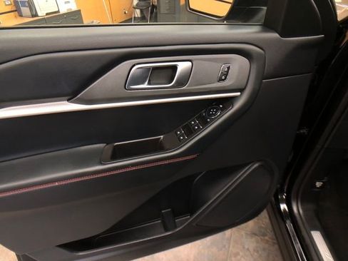 Used 2025 Ford Explorer ST-Line w/ ST-Line Street Pack image 12