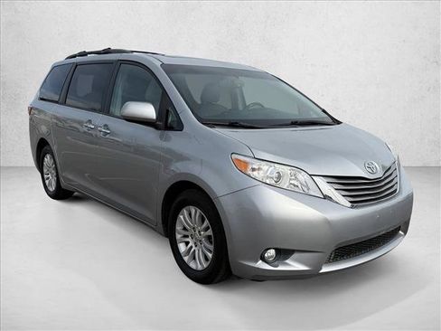 Used 2016 Toyota Sienna XLE image 3
