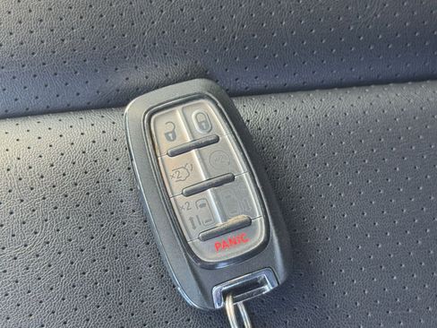 Used 2025 Chrysler Pacifica Select image 25
