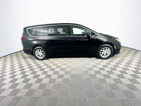 Certified 2025 Chrysler Pacifica Select image 13