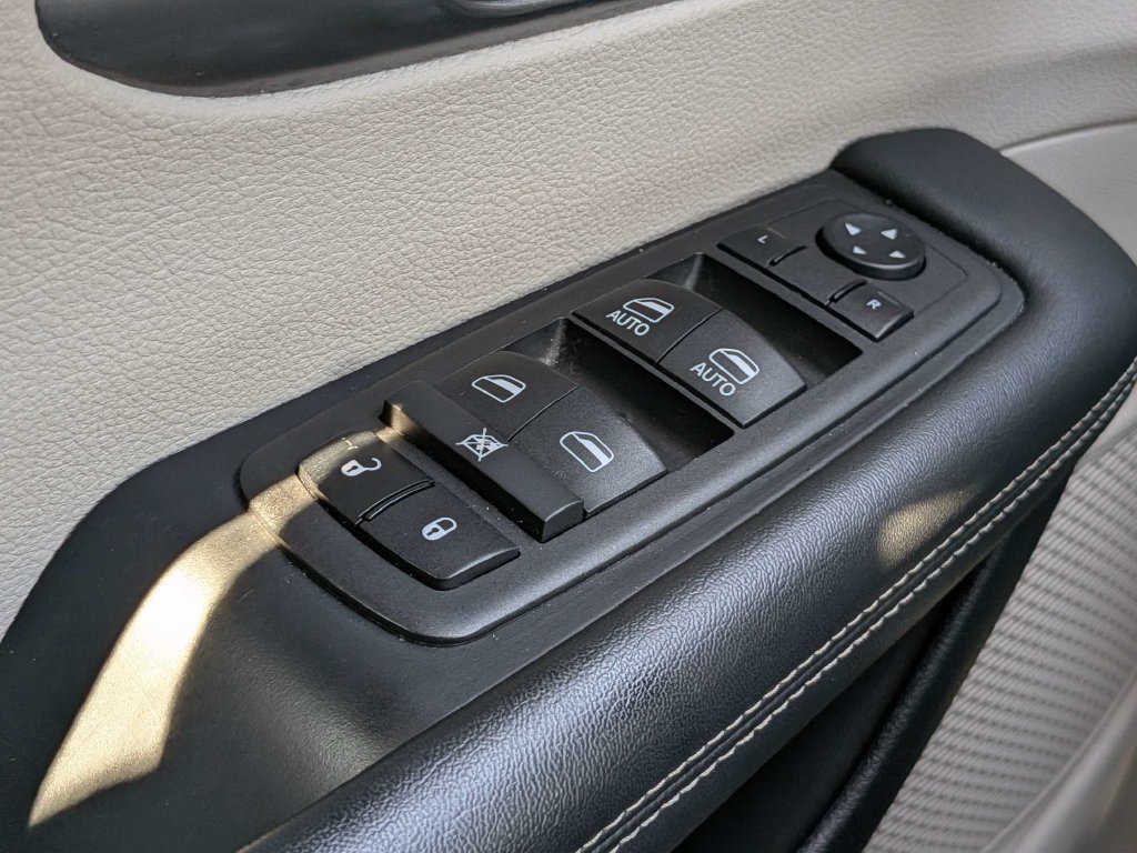 Used 2024 Chrysler Pacifica Touring-L FWD image 28