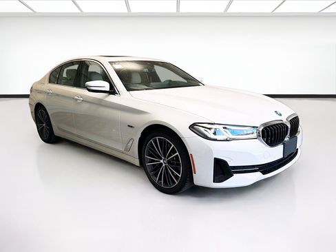 Used 2023 BMW 530e w/ Executive Package RWD image 3