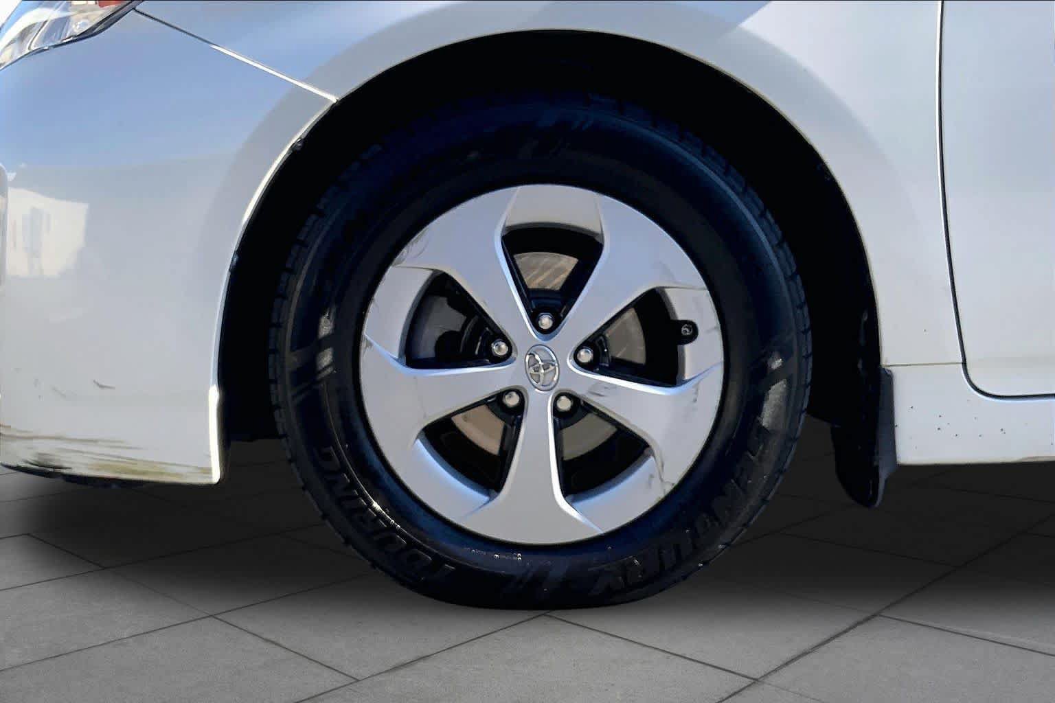 Used 2014 Toyota Prius Four w/ Solar Roof Package FWD image 10