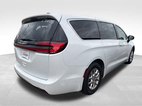 Used 2023 Chrysler Pacifica Touring-L image 8