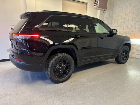 New 2026 Jeep Grand Cherokee Altitude AWD/4WD image 21