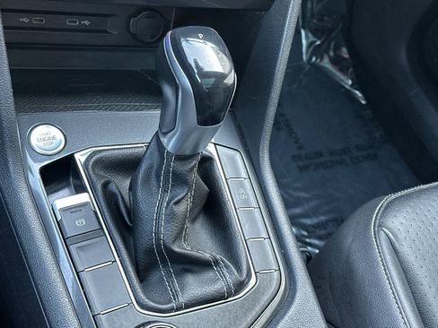 Used 2022 Volkswagen Tiguan SE w/ Panoramic Sunroof Package image 23