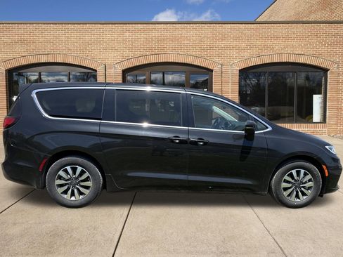 Used 2023 Chrysler Pacifica Touring-L FWD image 2